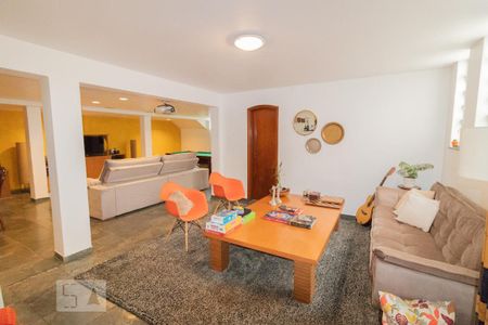 Casa à venda com 383m², 3 quartos e 6 vagasSala de TV, jogos.