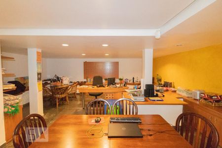 Casa à venda com 383m², 3 quartos e 6 vagasSala de TV, jogos.