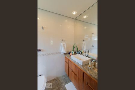 Casa à venda com 383m², 3 quartos e 6 vagasBanheiro da Suíte 1