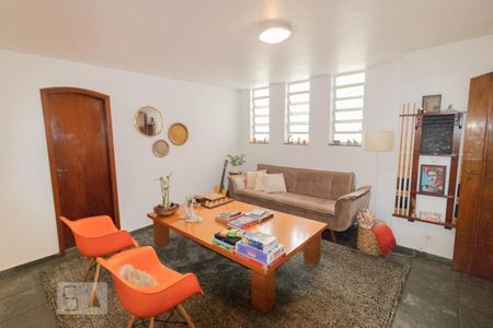 Casa à venda com 383m², 3 quartos e 6 vagasSala de TV, jogos.