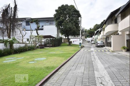 Casa de condomínio à venda com 255m², 4 quartos e 1 vagaÁrea comum