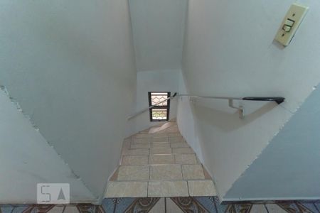 Casa à venda com 136m², 3 quartos e 2 vagas Casa à venda com 136m², 3 quartos e 2 vagasEscada