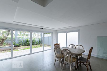 Sala de casa de condomínio à venda com 3 quartos, 405m² em Pedra Redonda, Porto Alegre