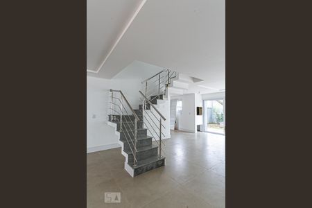 Sala de casa de condomínio à venda com 3 quartos, 405m² em Pedra Redonda, Porto Alegre