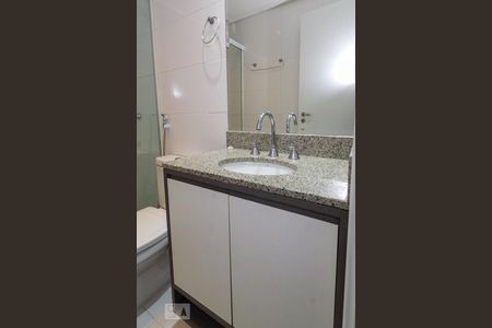 Banheiro de kitnet/studio para alugar com 1 quarto, 33m² em Centro, Curitiba