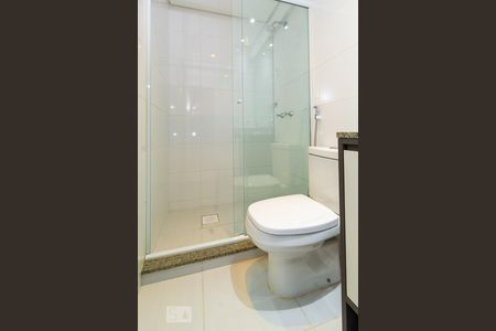 Banheiro de kitnet/studio para alugar com 1 quarto, 33m² em Centro, Curitiba