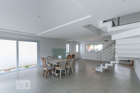Sala de casa de condomínio à venda com 3 quartos, 290m² em Pedra Redonda, Porto Alegre