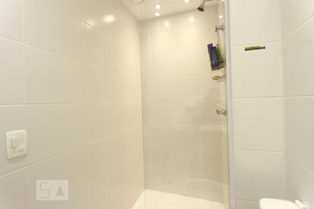 Banheiro de apartamento para alugar com 2 quartos, 65m² em Jacarepaguá, Rio de Janeiro