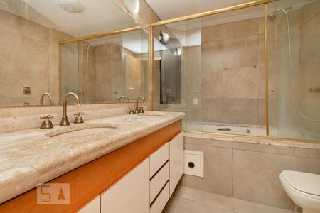 Apartamento para alugar com 200m², 4 quartos e 4 vagas Apartamento para alugar com 200m², 4 quartos e 4 vagasBanheiro da Suíte 1