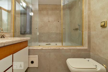 Apartamento para alugar com 200m², 4 quartos e 4 vagas Apartamento para alugar com 200m², 4 quartos e 4 vagasBanheiro da Suíte 1