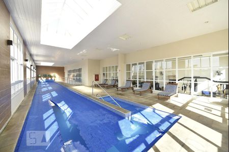 Apartamento à venda com 99m², 3 quartos e 2 vagasÁrea comum - piscina coberta