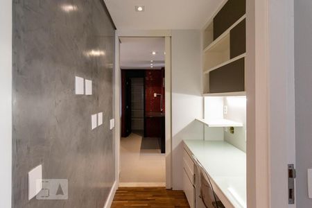 Corredor para os quartos de apartamento à venda com 3 quartos, 173m² em Vila Uberabinha, São Paulo