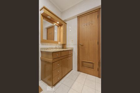 Apartamento à venda com 279m², 3 quartos e 2 vagas Apartamento à venda com 279m², 3 quartos e 2 vagasBanheiro da Suíte