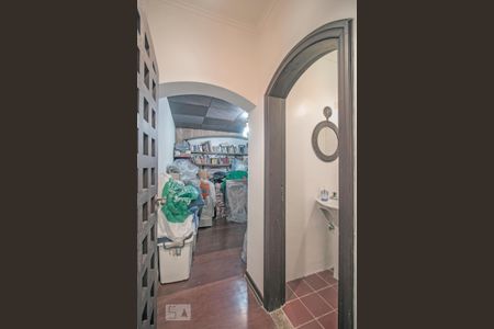 Casa à venda com 540m², 4 quartos e 8 vagas Casa à venda com 540m², 4 quartos e 8 vagasHall da Adega