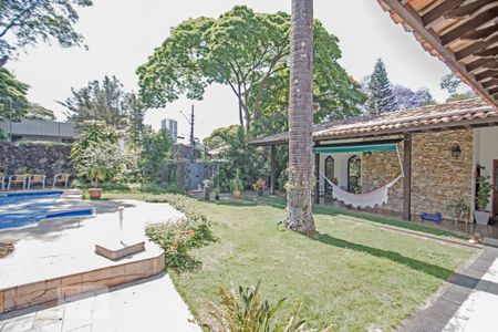 Casa à venda com 540m², 4 quartos e 8 vagas Casa à venda com 540m², 4 quartos e 8 vagasVaranda e Jardim