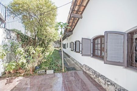 Casa à venda com 540m², 4 quartos e 8 vagas Casa à venda com 540m², 4 quartos e 8 vagasFundos