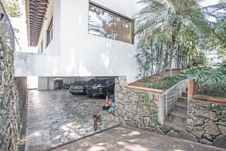 Casa à venda com 540m², 4 quartos e 8 vagas Casa à venda com 540m², 4 quartos e 8 vagasEntrada da Garagem