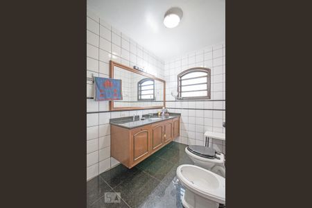 Casa à venda com 540m², 4 quartos e 8 vagas Casa à venda com 540m², 4 quartos e 8 vagasBanheiro da Suite 2