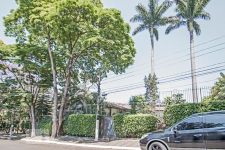 Casa à venda com 540m², 4 quartos e 8 vagas Casa à venda com 540m², 4 quartos e 8 vagasFachada