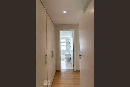 Apartamento à venda com 268m², 4 quartos e 3 vagas Apartamento à venda com 268m², 4 quartos e 3 vagasSuíte 2