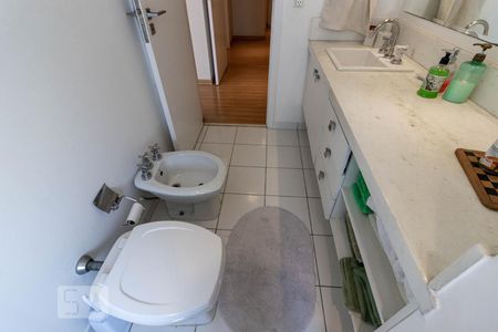 Apartamento à venda com 268m², 4 quartos e 3 vagas Apartamento à venda com 268m², 4 quartos e 3 vagasBanheiro Suíte 2