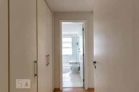 Apartamento à venda com 268m², 4 quartos e 3 vagas Apartamento à venda com 268m², 4 quartos e 3 vagasSuíte 2