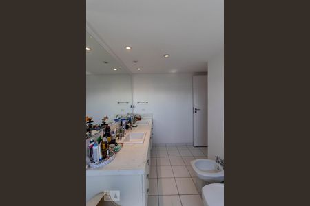 Apartamento à venda com 268m², 4 quartos e 3 vagas Apartamento à venda com 268m², 4 quartos e 3 vagasBanheiro da Suíte 4