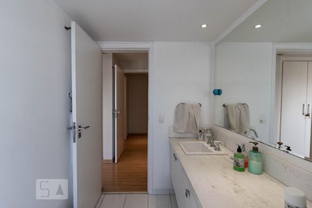 Apartamento à venda com 268m², 4 quartos e 3 vagas Apartamento à venda com 268m², 4 quartos e 3 vagasBanheiro Suíte 2