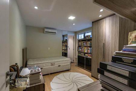 Apartamento à venda com 268m², 4 quartos e 3 vagas Apartamento à venda com 268m², 4 quartos e 3 vagasSuíte 3