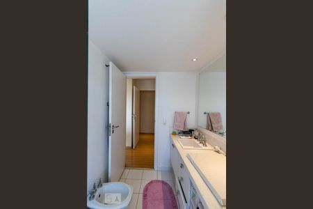 Apartamento à venda com 268m², 4 quartos e 3 vagas Apartamento à venda com 268m², 4 quartos e 3 vagasBanheiro da Suíte 1