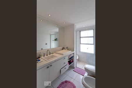 Apartamento à venda com 268m², 4 quartos e 3 vagas Apartamento à venda com 268m², 4 quartos e 3 vagasBanheiro da Suíte 1