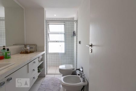 Apartamento à venda com 268m², 4 quartos e 3 vagas Apartamento à venda com 268m², 4 quartos e 3 vagasBanheiro Suíte 2