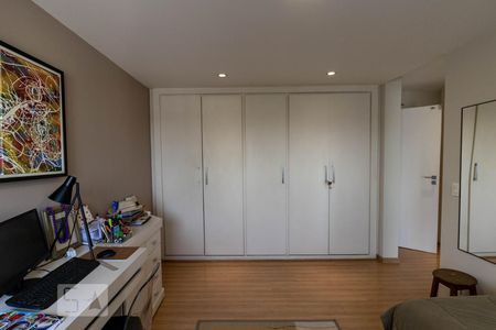 Apartamento à venda com 268m², 4 quartos e 3 vagas Apartamento à venda com 268m², 4 quartos e 3 vagasSuíte 2