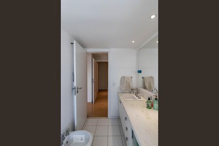 Apartamento à venda com 268m², 4 quartos e 3 vagas Apartamento à venda com 268m², 4 quartos e 3 vagasBanheiro Suíte 2