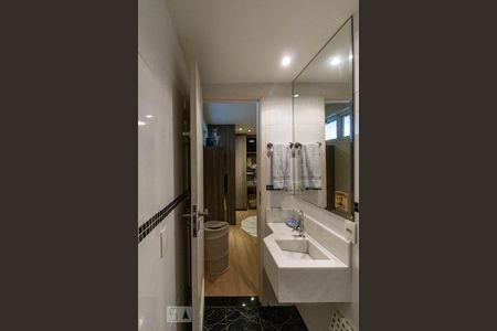 Apartamento à venda com 268m², 4 quartos e 3 vagas Apartamento à venda com 268m², 4 quartos e 3 vagasBanheiro da Suíte 3