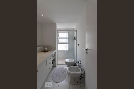 Apartamento à venda com 268m², 4 quartos e 3 vagas Apartamento à venda com 268m², 4 quartos e 3 vagasBanheiro Suíte 2