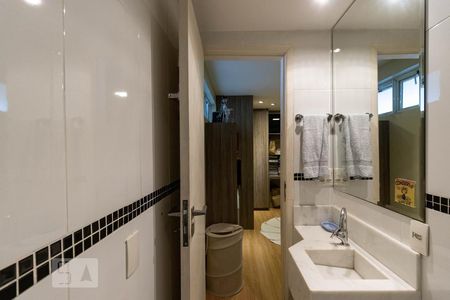 Apartamento à venda com 268m², 4 quartos e 3 vagas Apartamento à venda com 268m², 4 quartos e 3 vagasBanheiro da Suíte 3