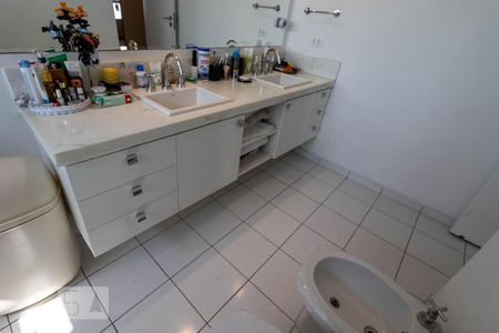 Apartamento à venda com 268m², 4 quartos e 3 vagas Apartamento à venda com 268m², 4 quartos e 3 vagasBanheiro da Suíte 4