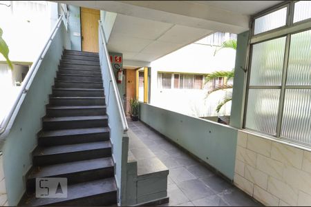 Apartamento para alugar com 60m², 2 quartos e 1 vaga Apartamento para alugar com 60m², 2 quartos e 1 vagaEscada Bloco