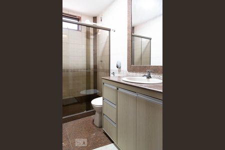 Casa de condomínio à venda com 836m², 5 quartos e 5 vagasBanheiro da sala de cinema