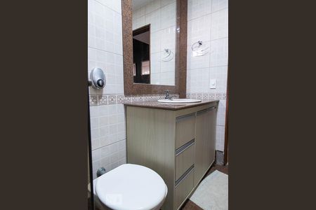 Casa de condomínio à venda com 836m², 5 quartos e 5 vagasBanheiro da sala de cinema