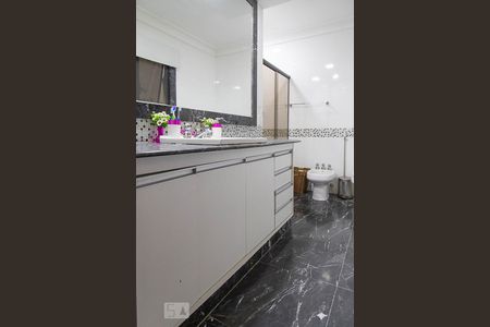 Casa de condomínio à venda com 836m², 5 quartos e 5 vagasBanheiro da suíte 4