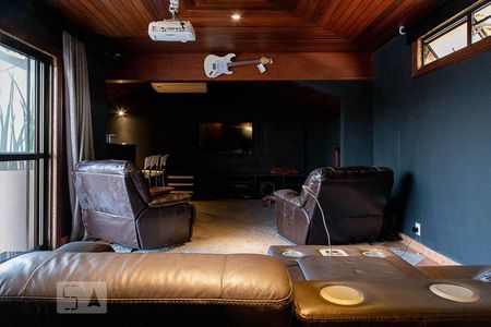 Casa de condomínio à venda com 836m², 5 quartos e 5 vagasSala de cinema