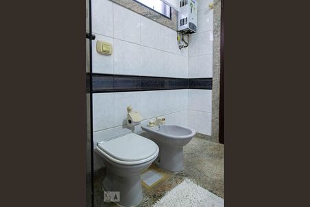 Casa de condomínio à venda com 836m², 5 quartos e 5 vagasBanheiro da suíte 1