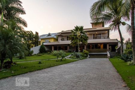 Casa de condomínio à venda com 836m², 5 quartos e 5 vagasFachada da casa