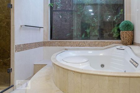 Casa de condomínio à venda com 836m², 5 quartos e 5 vagasBanheiro da suíte master