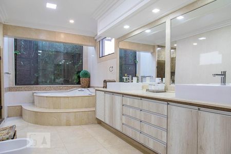 Casa de condomínio à venda com 836m², 5 quartos e 5 vagasBanheiro da suíte master