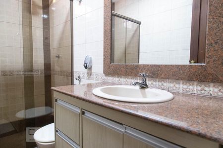 Casa de condomínio à venda com 836m², 5 quartos e 5 vagasBanheiro da sala de cinema