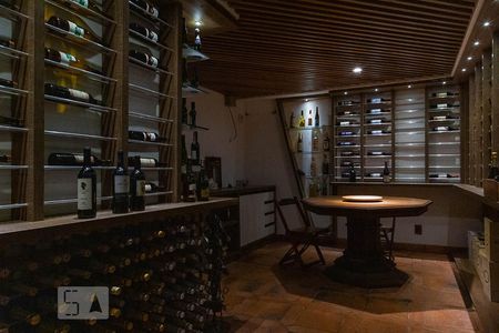 Casa de condomínio à venda com 836m², 5 quartos e 5 vagasAdega