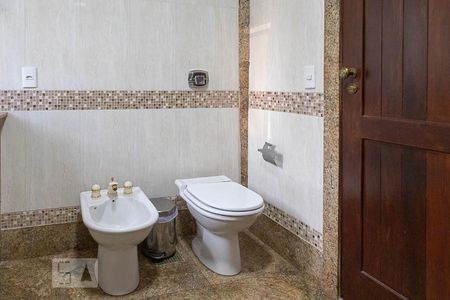 Casa de condomínio à venda com 836m², 5 quartos e 5 vagasBanheiro da suíte 2